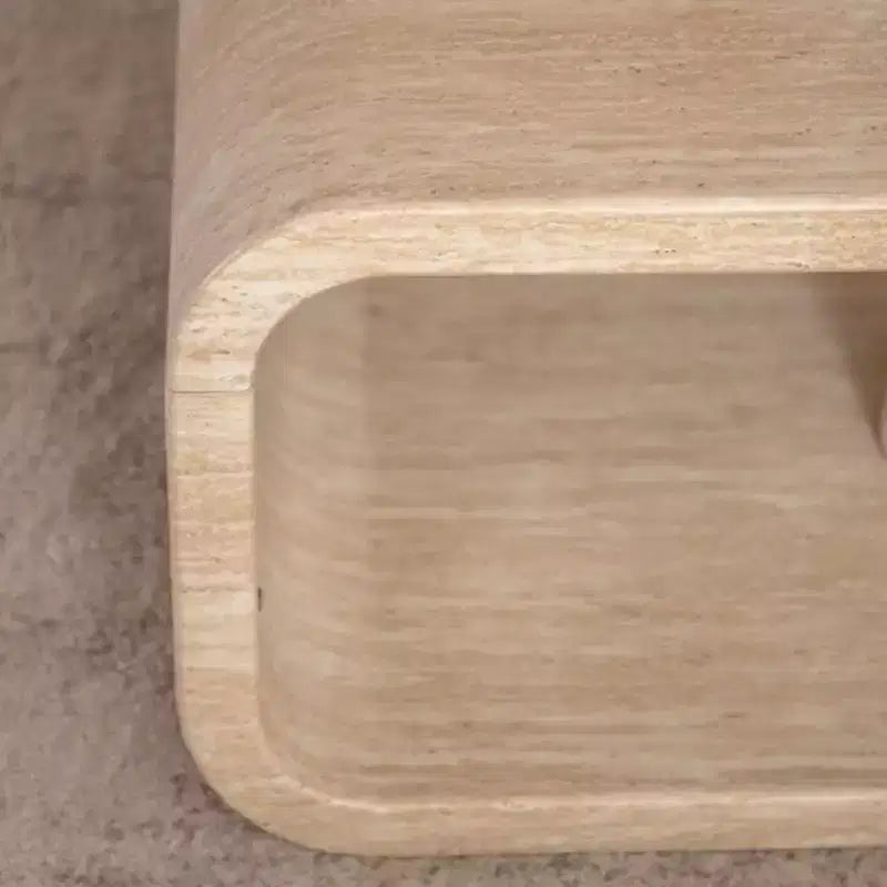 Tavolino da caffè in legno chiaro a forma di pista da corsa con ripiano aperto per spazi contemporanei