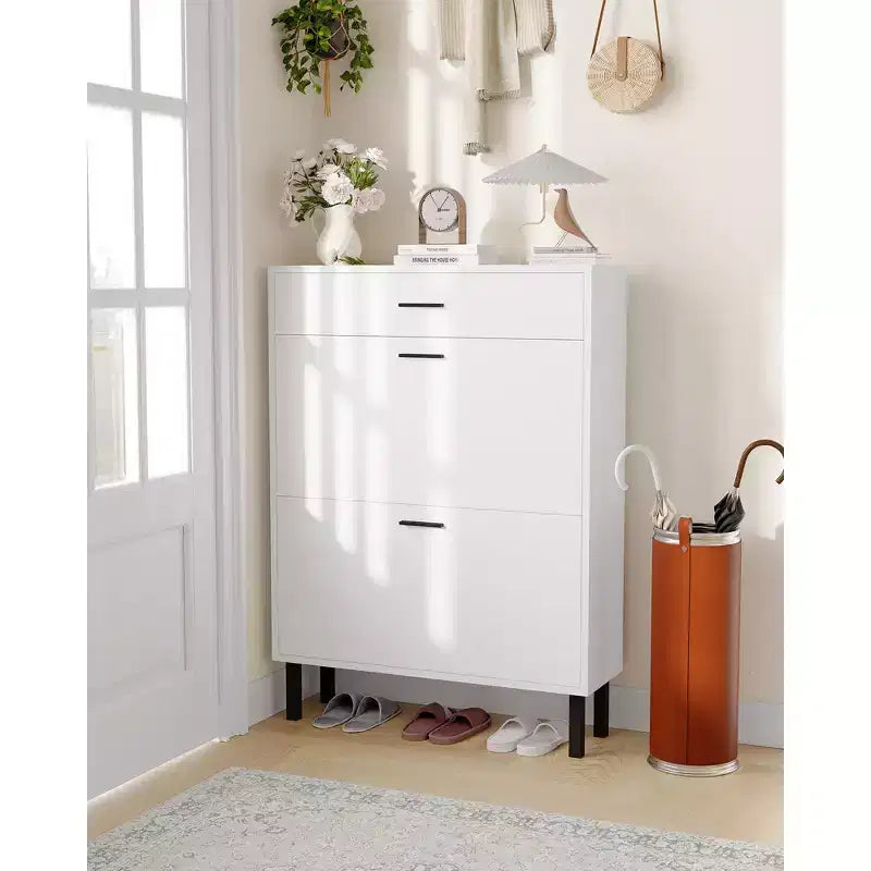 Scarpiera stretta a tre livelli con cassetti a ribalta doppi, ripiani regolabili, scaffalature a scomparsa, design salvaspazio.