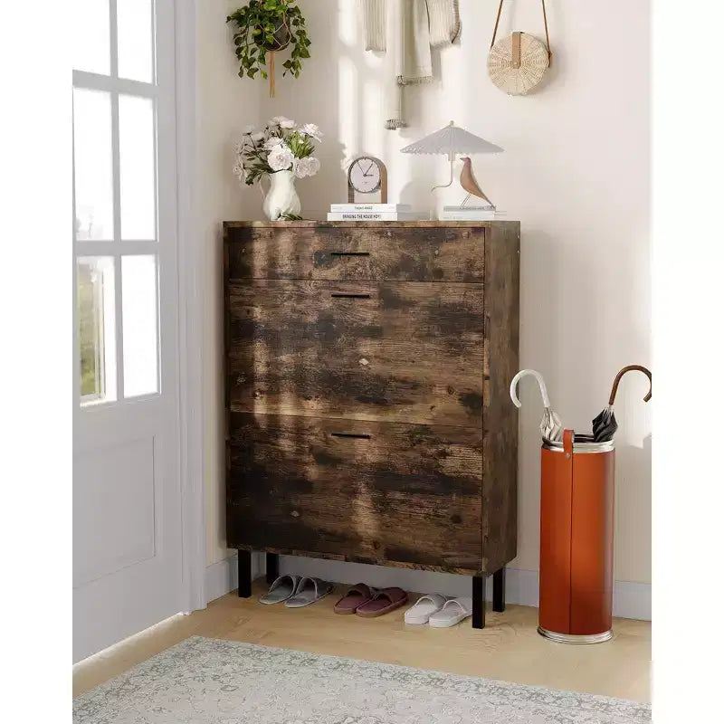 Scarpiera stretta a tre livelli con cassetti a ribalta doppi, ripiani regolabili, scaffalature a scomparsa, design salvaspazio.