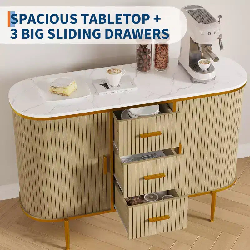 Madia moderna da 127 cm con dettagli a coste stile Mid-Century e rivestimento effetto marmo, ante scorrevoli a profilo curvo e ampio spazio di archiviazione