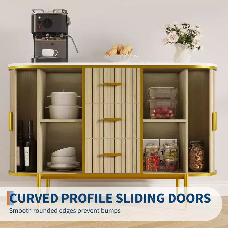 Madia moderna da 127 cm con dettagli a coste stile Mid-Century e rivestimento effetto marmo, ante scorrevoli a profilo curvo e ampio spazio di archiviazione