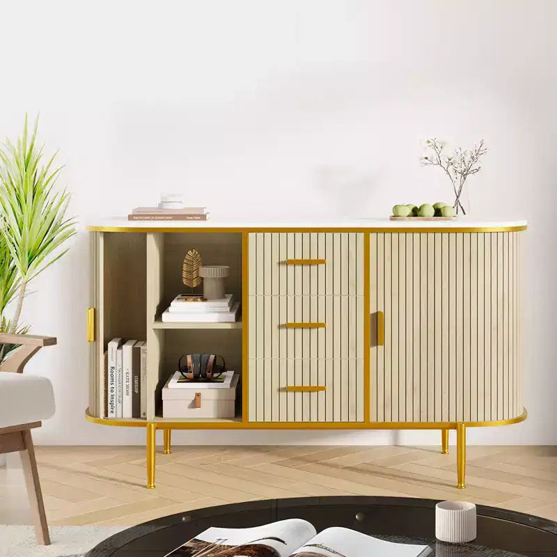 Madia moderna da 127 cm con dettagli a coste stile Mid-Century e rivestimento effetto marmo, ante scorrevoli a profilo curvo e ampio spazio di archiviazione