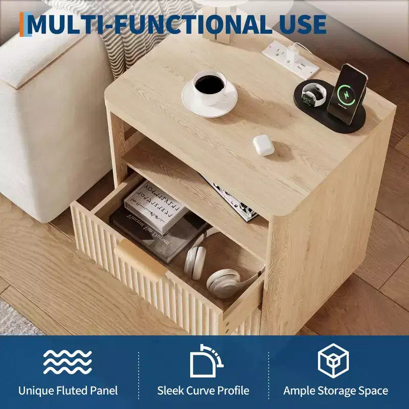 Comodino scanalato moderno di metà secolo con stazione di ricarica, tavolino in legno con angoli arrotondati, elegante comodino per camera da letto