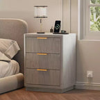 Comodino scanalato moderno di metà secolo con stazione di ricarica, tavolino in legno con angoli arrotondati, elegante comodino per camera da letto