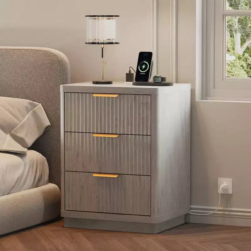 Comodino scanalato moderno di metà secolo con stazione di ricarica, tavolino in legno con angoli arrotondati, elegante comodino per camera da letto