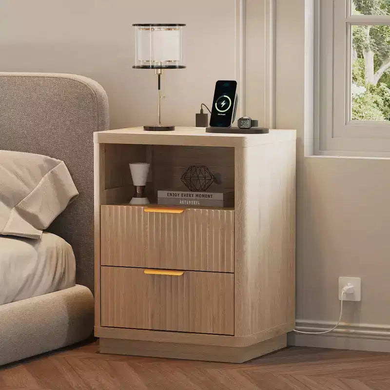 Comodino scanalato moderno di metà secolo con stazione di ricarica, tavolino in legno con angoli arrotondati, elegante comodino per camera da letto