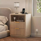 Comodino scanalato moderno di metà secolo con stazione di ricarica, tavolino in legno con angoli arrotondati, elegante comodino per camera da letto