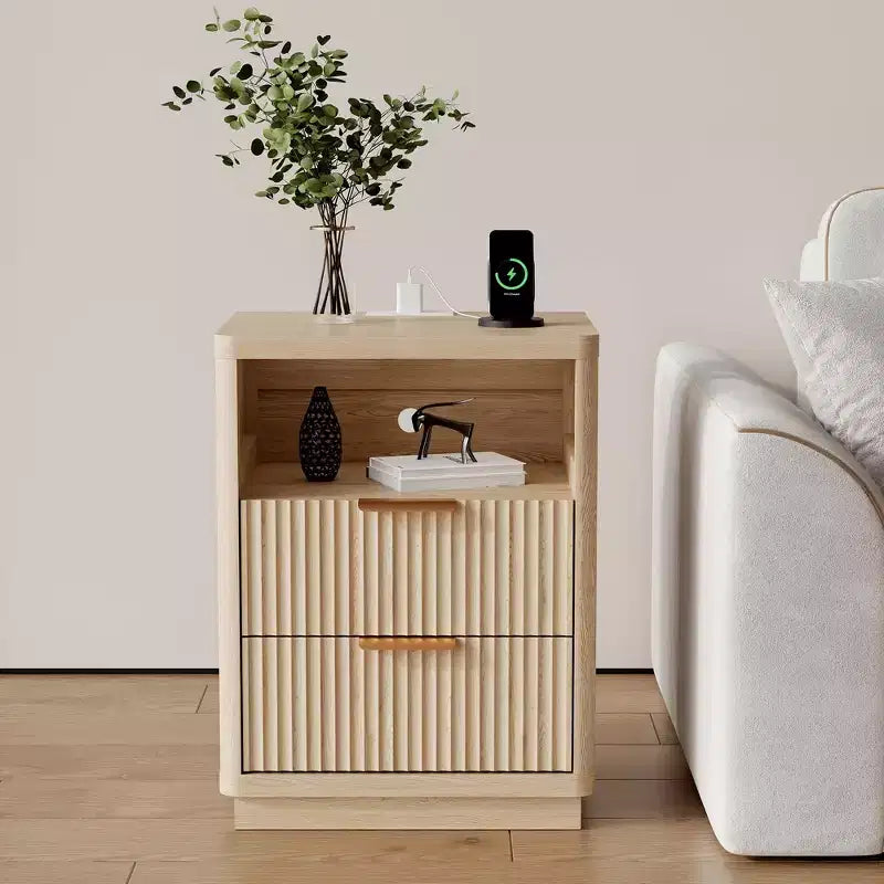 Comodino scanalato moderno di metà secolo con stazione di ricarica, tavolino in legno con angoli arrotondati, elegante comodino per camera da letto