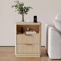 Comodino scanalato moderno di metà secolo con stazione di ricarica, tavolino in legno con angoli arrotondati, elegante comodino per camera da letto