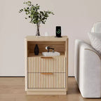 Comodino scanalato moderno di metà secolo con stazione di ricarica, tavolino in legno con angoli arrotondati, elegante comodino per camera da letto