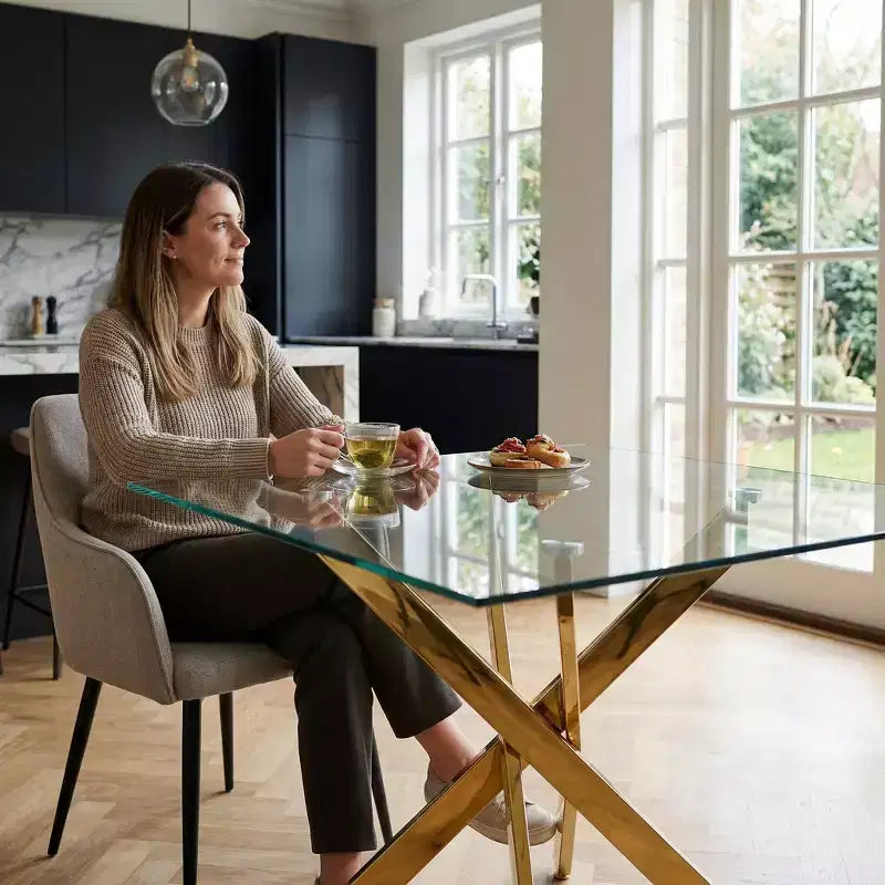 Tavolo da pranzo moderno FurnitureR in vetro con piano in vetro temperato e base in metallo dorato, tavolo da cucina contemporaneo per sala da pranzo appartamento cucina