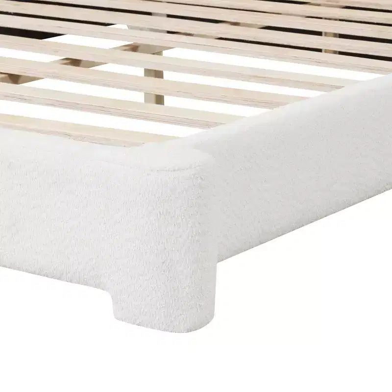 Letto Imbottito in Bouclé Bianco con Morbido Profilo Curvo, Supporto in Legno Resistente e Facile Montaggio per Camere da Letto Moderne e Accoglienti, King