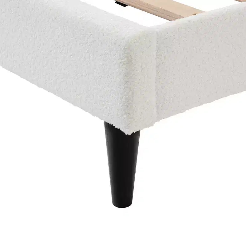 Letto Imbottito in Bouclé Bianco con Morbido Profilo Curvo, Supporto in Legno Resistente e Facile Montaggio per Camere da Letto Moderne e Accoglienti, King