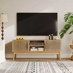 Mobile porta TV moderno stile Boho per televisori da 50 pollici, mobile TV con ante scanalate, console multimediale da salotto con vani a giorno e armadietto