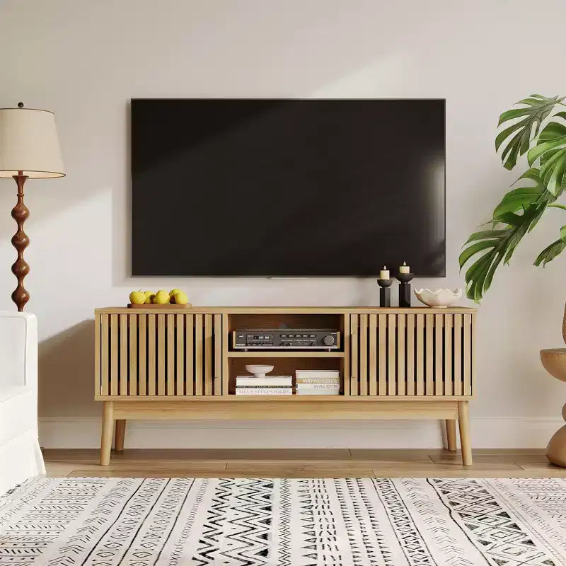 Mobile porta TV moderno stile Boho per televisori da 50 pollici, mobile TV con ante scanalate, console multimediale da salotto con vani a giorno e armadietto
