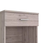 Con un design pulito e moderno, questo comodino 21H, con un cassetto, ripiano inferiore e ripiano superiore, di colore grigio chiaro, offre una soluzione pratica per riporre oggetti ed è robusto.