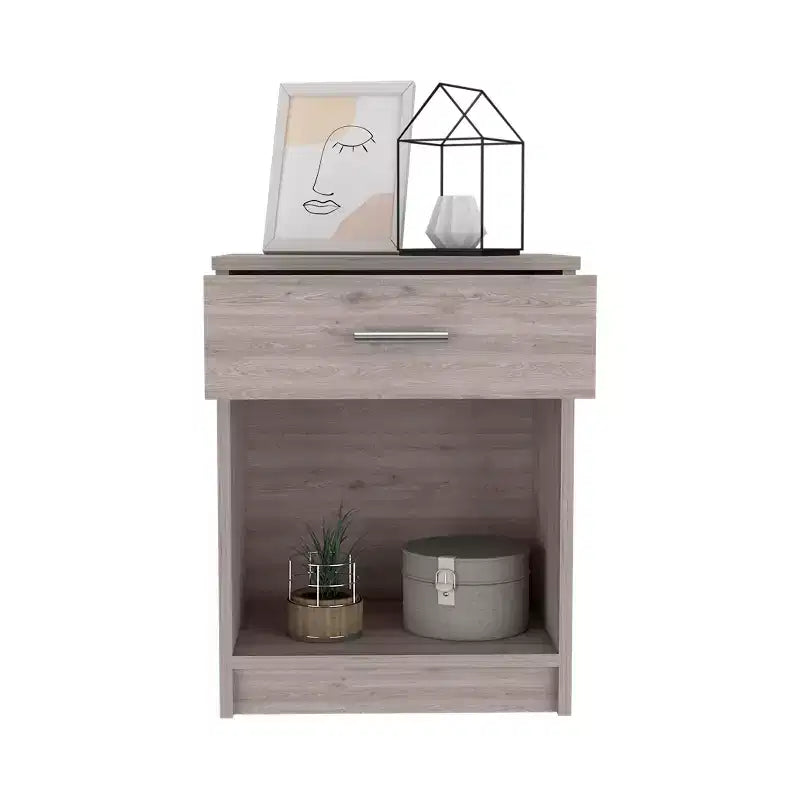 Con un design pulito e moderno, questo comodino 21H, con un cassetto, ripiano inferiore e ripiano superiore, di colore grigio chiaro, offre una soluzione pratica per riporre oggetti ed è robusto.