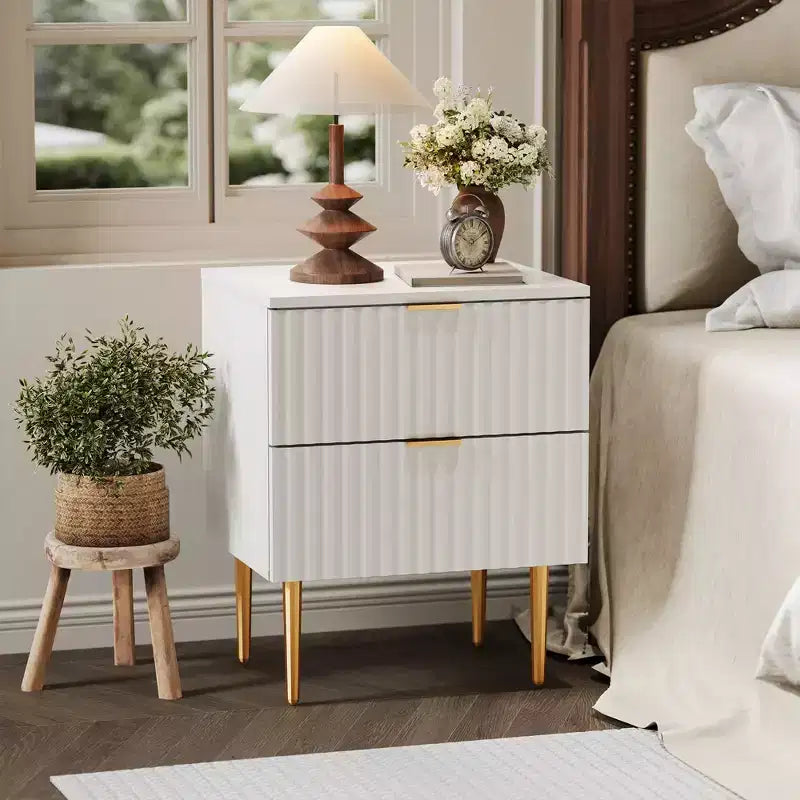 Set di 2 Comodini Moderni Scanalati con Stazione di Ricarica e 2 Cassetti, Tavolino/Comodino con Dettagli in Legno e Oro per Camera da Letto, Soggiorno e Divano