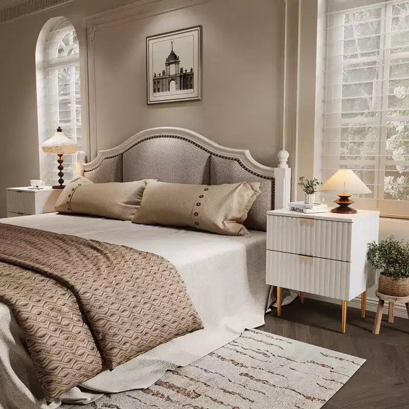 Set di 2 Comodini Moderni Scanalati con Stazione di Ricarica e 2 Cassetti, Tavolino/Comodino con Dettagli in Legno e Oro per Camera da Letto, Soggiorno e Divano