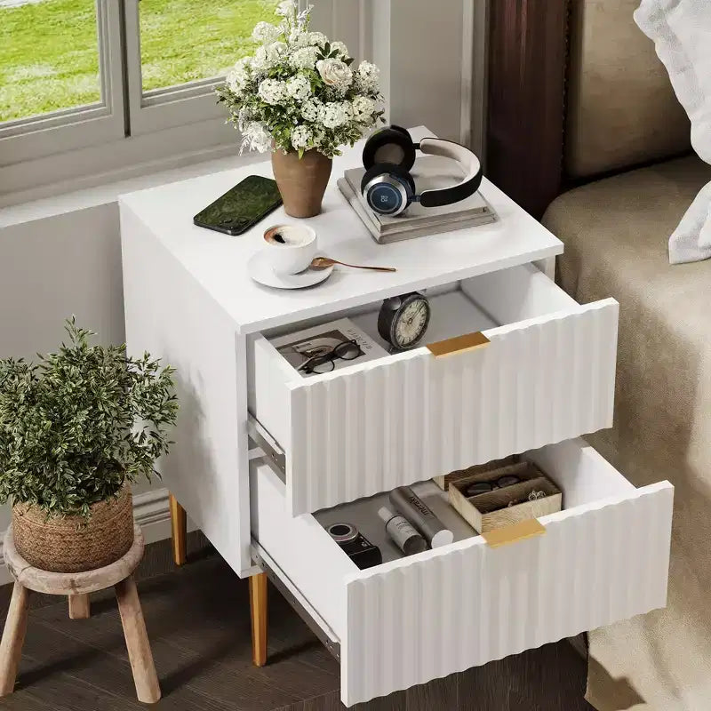 Set di 2 Comodini Moderni Scanalati con Stazione di Ricarica e 2 Cassetti, Tavolino/Comodino con Dettagli in Legno e Oro per Camera da Letto, Soggiorno e Divano