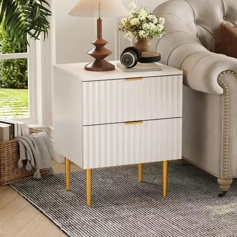 Set di 2 Comodini Moderni Scanalati con Stazione di Ricarica e 2 Cassetti, Tavolino/Comodino con Dettagli in Legno e Oro per Camera da Letto, Soggiorno e Divano