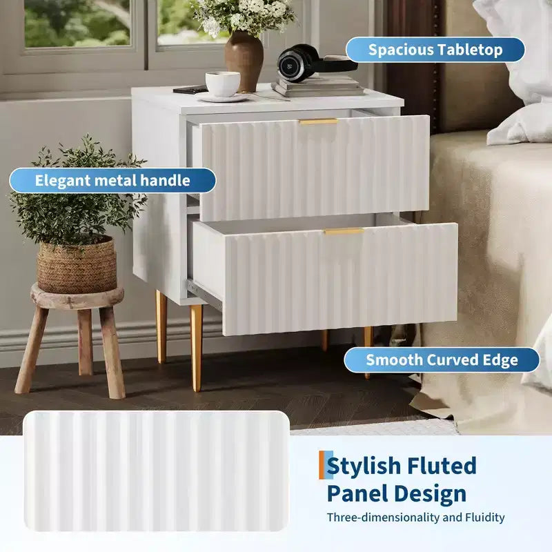 Set di 2 Comodini Moderni Scanalati con Stazione di Ricarica e 2 Cassetti, Tavolino/Comodino con Dettagli in Legno e Oro per Camera da Letto, Soggiorno e Divano