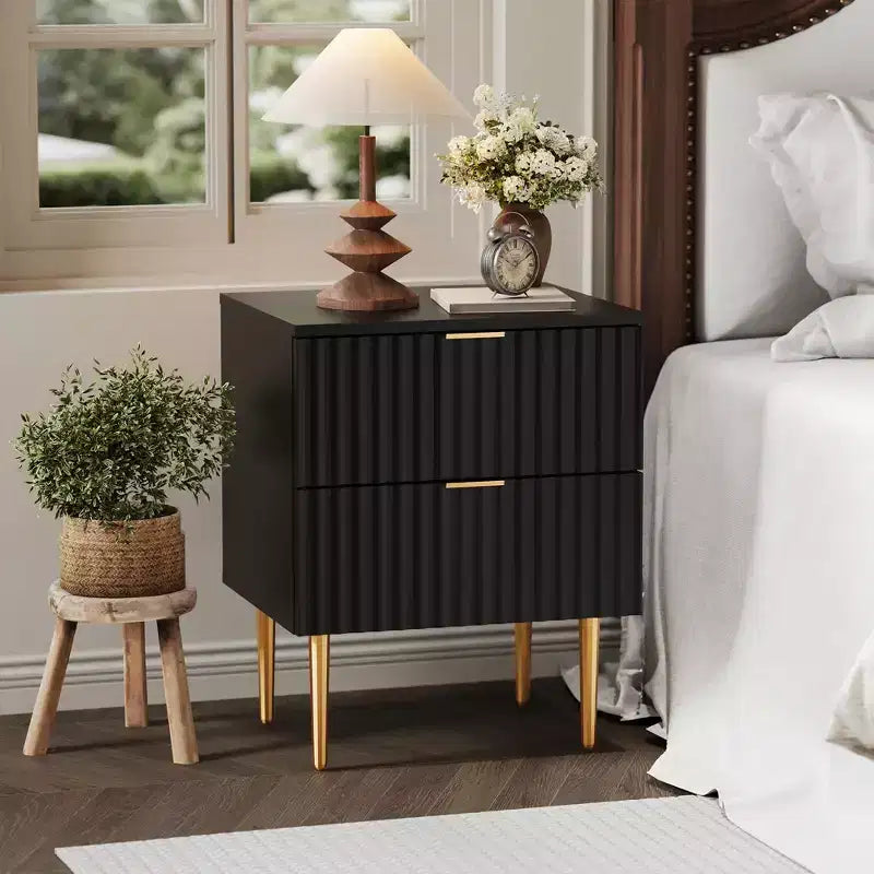 Set di 2 Comodini Moderni Scanalati con Stazione di Ricarica e 2 Cassetti, Tavolino/Comodino con Dettagli in Legno e Oro per Camera da Letto, Soggiorno e Divano