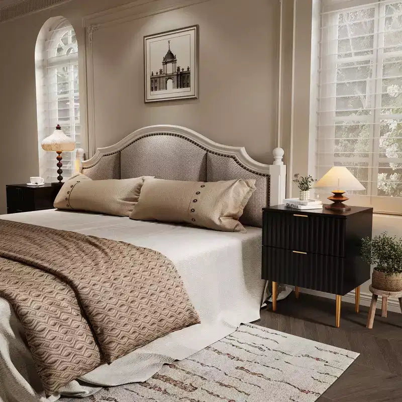 Set di 2 Comodini Moderni Scanalati con Stazione di Ricarica e 2 Cassetti, Tavolino/Comodino con Dettagli in Legno e Oro per Camera da Letto, Soggiorno e Divano
