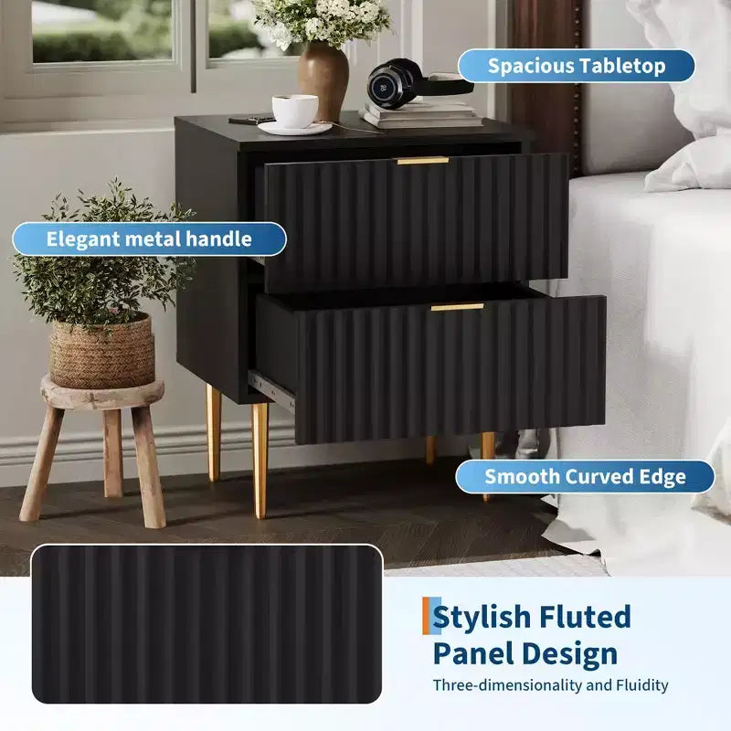Set di 2 Comodini Moderni Scanalati con Stazione di Ricarica e 2 Cassetti, Tavolino/Comodino con Dettagli in Legno e Oro per Camera da Letto, Soggiorno e Divano