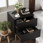 Set di 2 Comodini Moderni Scanalati con Stazione di Ricarica e 2 Cassetti, Tavolino/Comodino con Dettagli in Legno e Oro per Camera da Letto, Soggiorno e Divano