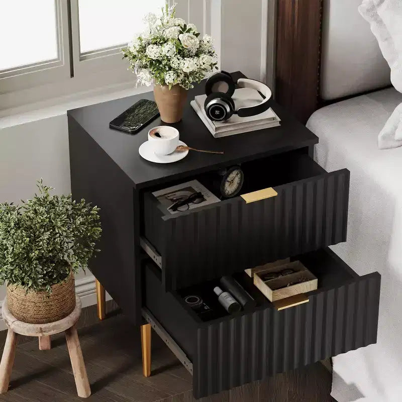 Set di 2 Comodini Moderni Scanalati con Stazione di Ricarica e 2 Cassetti, Tavolino/Comodino con Dettagli in Legno e Oro per Camera da Letto, Soggiorno e Divano