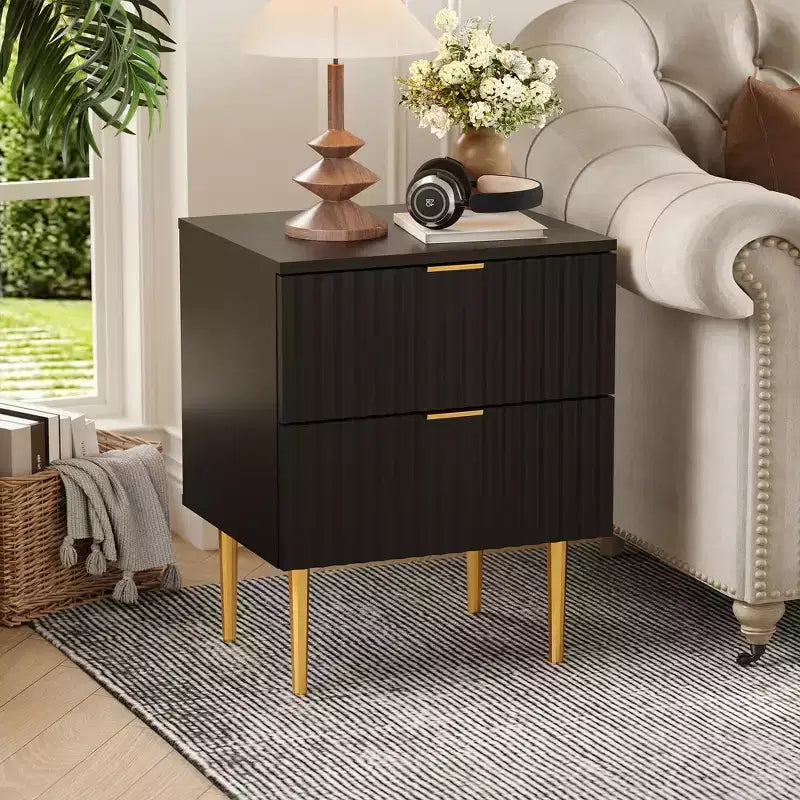 Set di 2 Comodini Moderni Scanalati con Stazione di Ricarica e 2 Cassetti, Tavolino/Comodino con Dettagli in Legno e Oro per Camera da Letto, Soggiorno e Divano