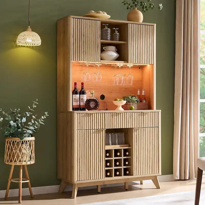 Mobile bar scanalato da 72 pollici con luci LED RGB, portabottiglie e stazione di ricarica – Quercia Naturale / Noce Scuro / Bianco Antico, Singolo
