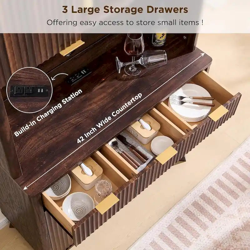 Mobile bar scanalato da 72 pollici con luci LED RGB, portabottiglie e stazione di ricarica – Quercia Naturale / Noce Scuro / Bianco Antico, Singolo