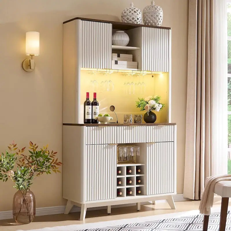 Mobile bar scanalato da 72 pollici con luci LED RGB, portabottiglie e stazione di ricarica – Quercia Naturale / Noce Scuro / Bianco Antico, Singolo
