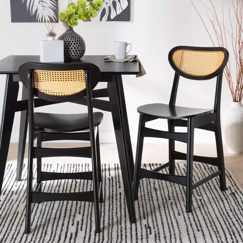 Set di 2 sgabelli da bar Baxton Studio Hesper in legno e rattan altezza bancone Marrone scuro/Marrone chiaro: seduta fissa da 61 cm, struttura in legno di gomma