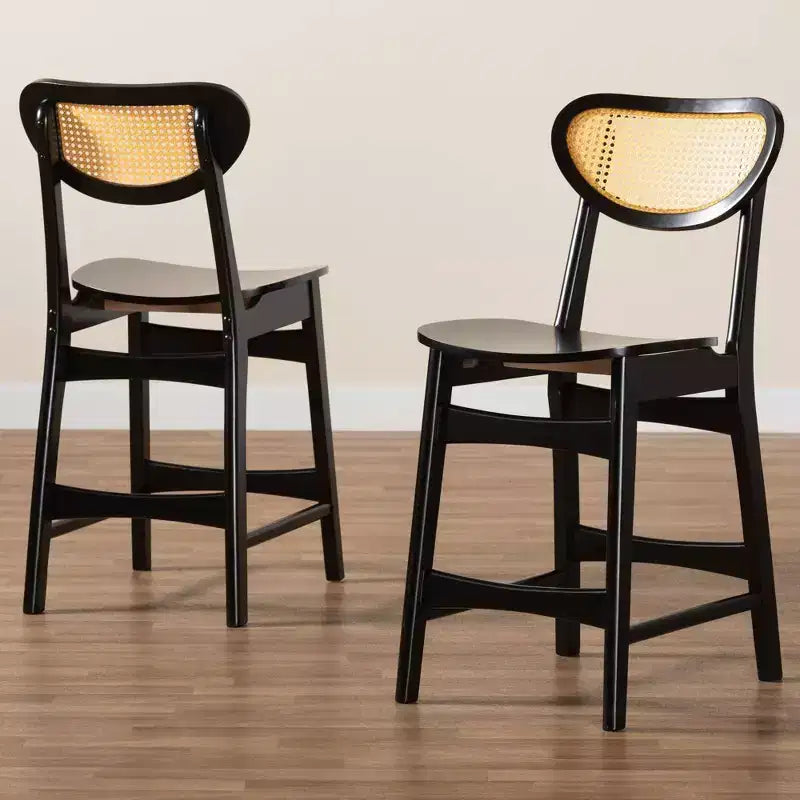 Set di 2 sgabelli da bar Baxton Studio Hesper in legno e rattan altezza bancone Marrone scuro/Marrone chiaro: seduta fissa da 61 cm, struttura in legno di gomma