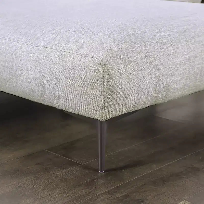 HOMES: Inside + Out Divano componibile a L Plumeria con chaise longue destra e cuscini in misto piuma grigio chiaro