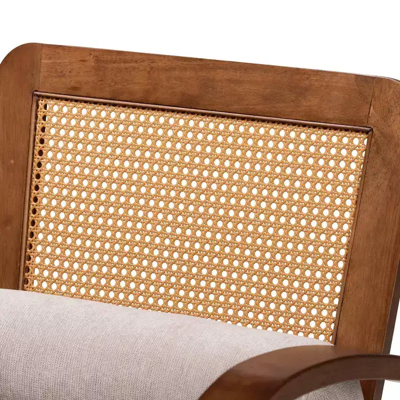 Poltrona Baxton Studio Sage in tessuto e legno con rattan intrecciato grigio chiaro/marrone noce/marrone naturale: Rivestimento in poliestere, telaio in legno di gomma