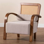 Poltrona Baxton Studio Sage in tessuto e legno con rattan intrecciato grigio chiaro/marrone noce/marrone naturale: Rivestimento in poliestere, telaio in legno di gomma