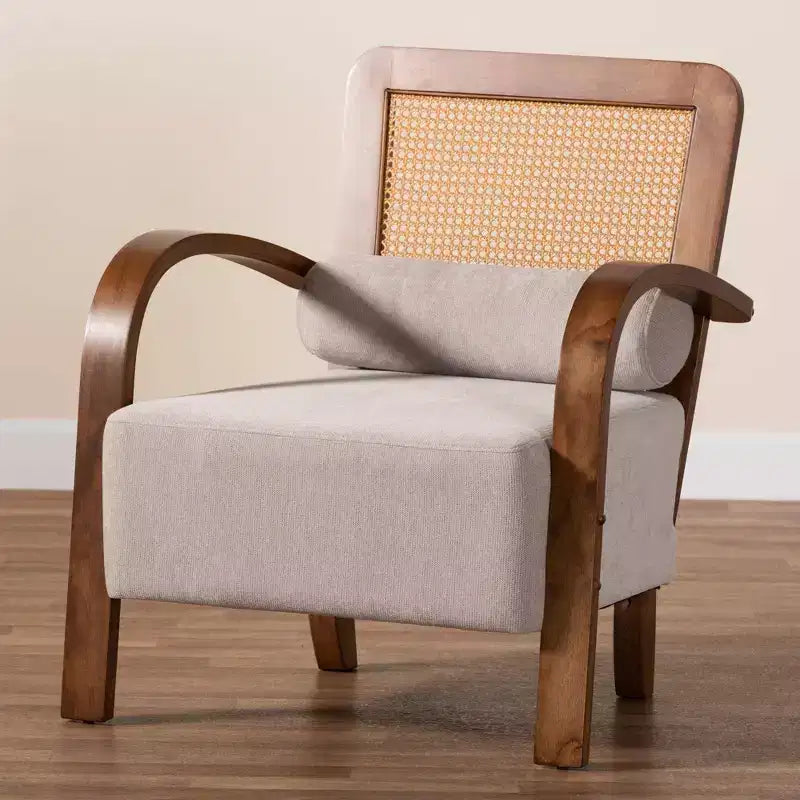 Poltrona Baxton Studio Sage in tessuto e legno con rattan intrecciato grigio chiaro/marrone noce/marrone naturale: Rivestimento in poliestere, telaio in legno di gomma