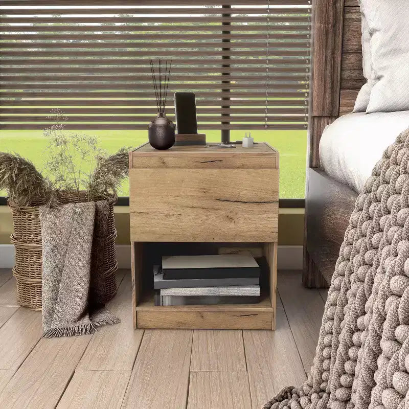 HOMES: Inside + Out Comodino Wellsgate Moderno a 1 Cassetto con Prese di Corrente Quercia Chiara