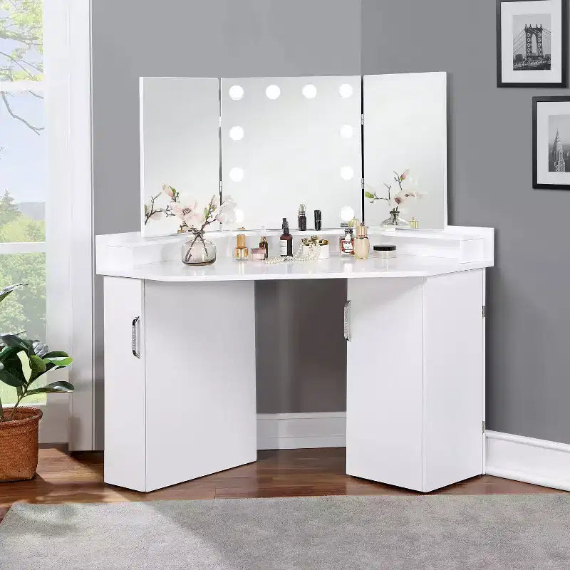 HOMES: Inside + Out Tavolo da Trucco Angolare Fireheart con Specchio e Luci Glamour Bianche