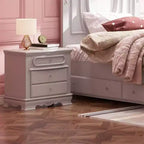 Comodino Flora 66 cm finitura bianca - Acme Furniture: Struttura in legno lucido, ferramenta in metallo, stile tradizionale, 2 cassetti