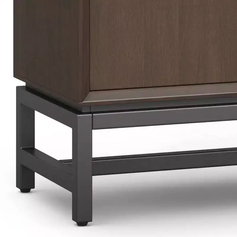 Mobile Basso Contenitore WyndenHall Devlin Noce Marrone: Moderno in Legno di Gomma Laccato, 2 Ripiani Regolabili