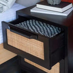 Powell Gordon Tavolino d'appoggio in Legno Massello e Rattan con Gambe in Metallo Nero a 2 Cassetti Nero: Legno di Mango, Contenitore, Design Moderno