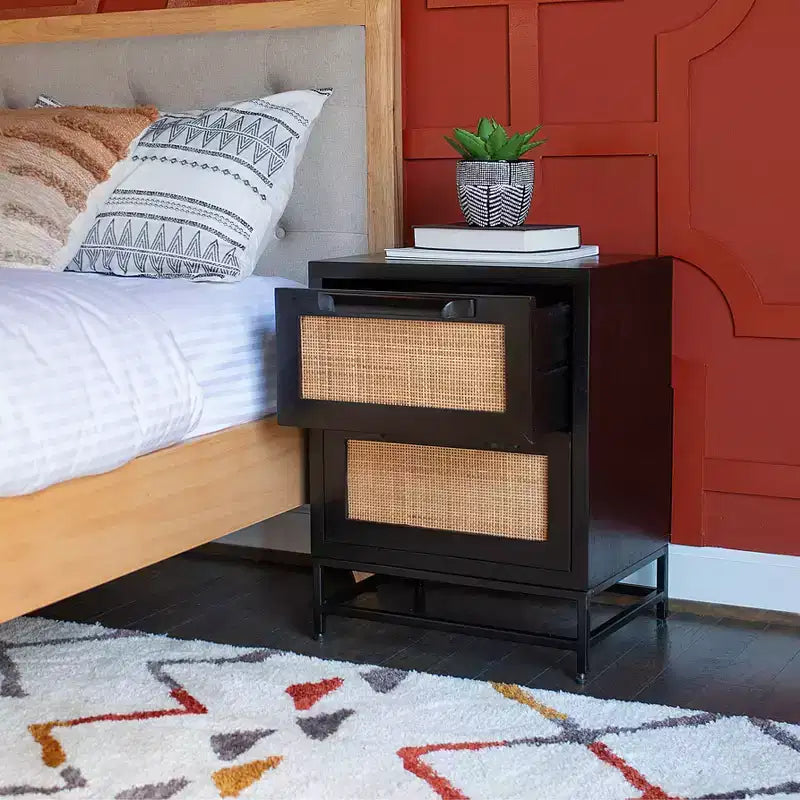 Powell Gordon Tavolino d'appoggio in Legno Massello e Rattan con Gambe in Metallo Nero a 2 Cassetti Nero: Legno di Mango, Contenitore, Design Moderno