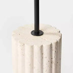 Tavolino rotondo con piano marrone e base in travertino - Threshold™ progettato con Studio McGee
