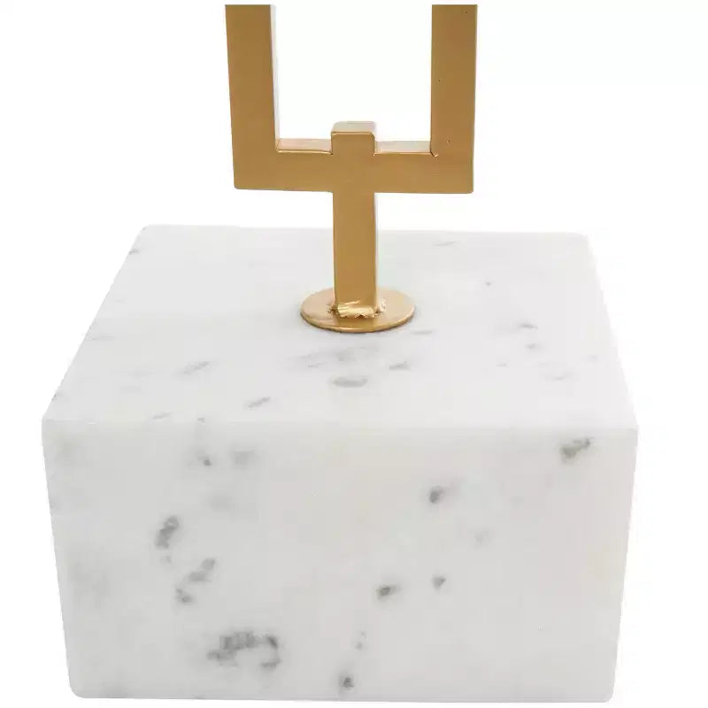 Tavolino d'appoggio geometrico Olivia & May in marmo con supporto rettangolare in metallo dorato bianco: Elegante piedistallo in ferro