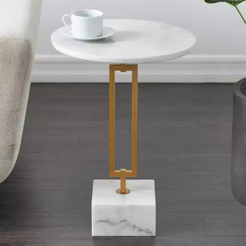 Tavolino d'appoggio geometrico Olivia & May in marmo con supporto rettangolare in metallo dorato bianco: Elegante piedistallo in ferro